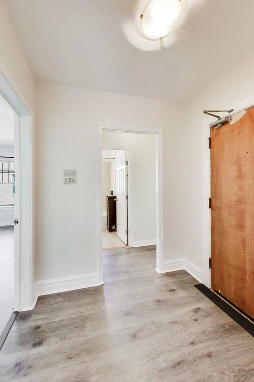 Image 3 of property listing at 142 Clyde Avenue 3W, Evanston, IL 60202