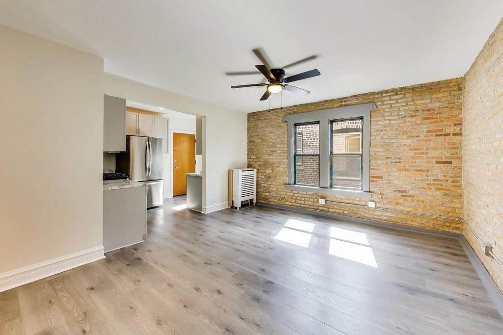 Image 5 of property listing at 142 Clyde Avenue 3W, Evanston, IL 60202
