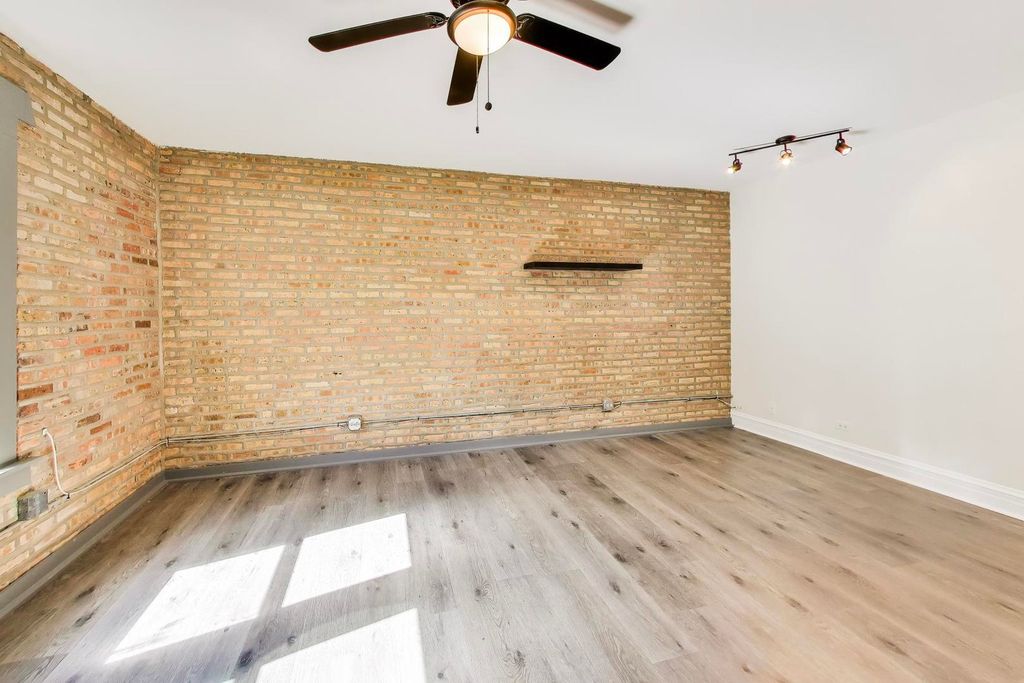 Image 6 of property listing at 142 Clyde Avenue 3W, Evanston, IL 60202
