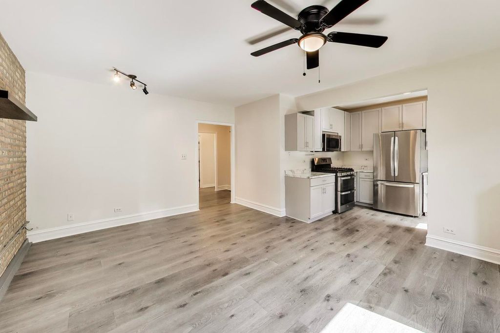 Image 7 of property listing at 142 Clyde Avenue 3W, Evanston, IL 60202