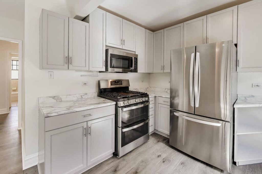 Image 8 of property listing at 142 Clyde Avenue 3W, Evanston, IL 60202