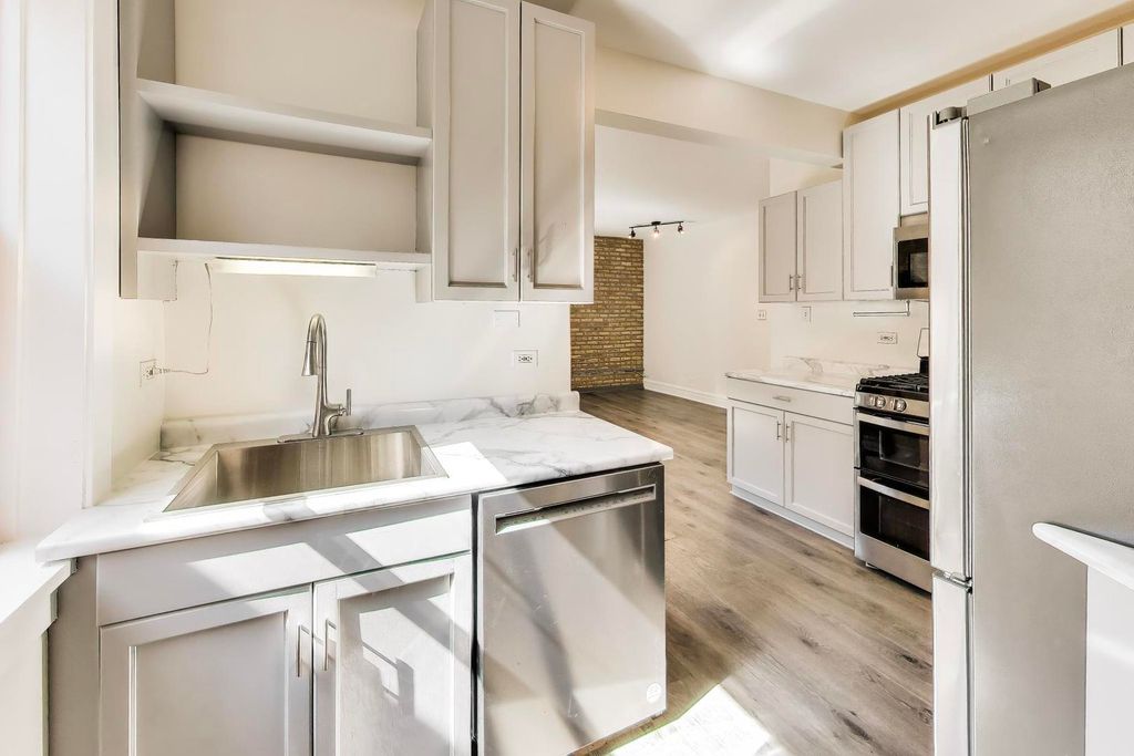 Image 9 of property listing at 142 Clyde Avenue 3W, Evanston, IL 60202