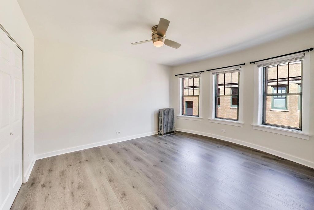 Image 10 of property listing at 142 Clyde Avenue 3W, Evanston, IL 60202