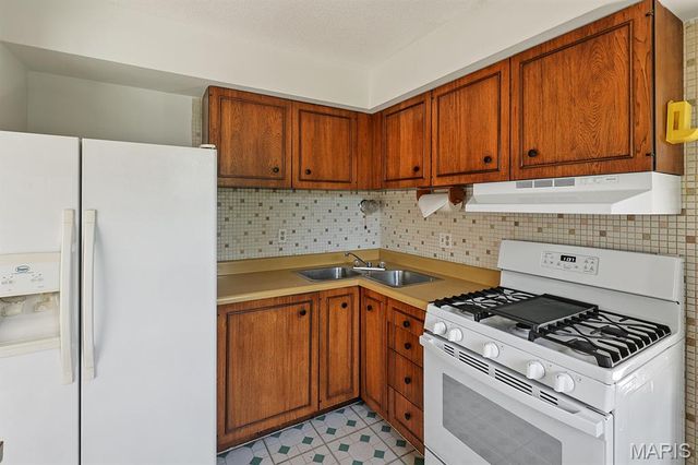 8728 Santa Bella Drive B, Hazelwood, MO 63042