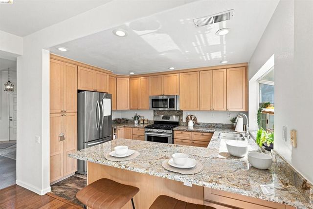 24 Southwind Cir, Richmond, CA 94804