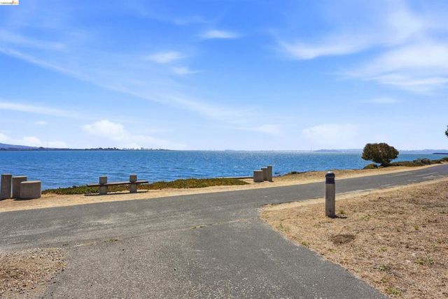 24 Southwind Cir, Richmond, CA 94804