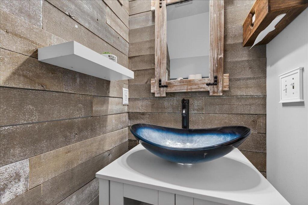 Image 12 of property listing at 8149 Shadow Oak Drive, North Charleston, SC 29406