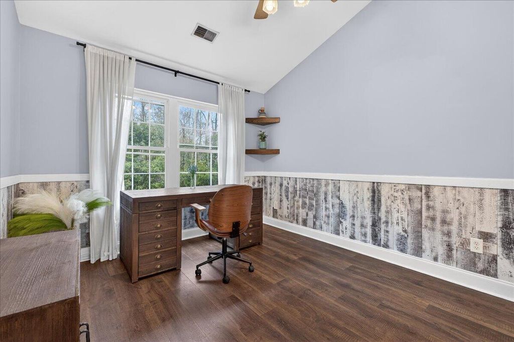 Image 17 of property listing at 8149 Shadow Oak Drive, North Charleston, SC 29406