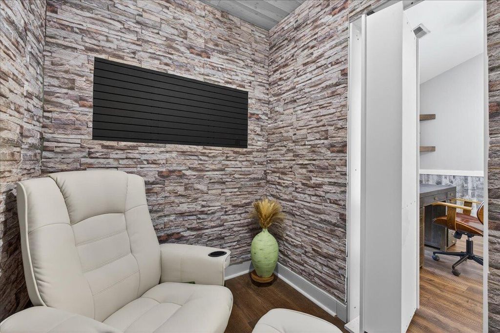 Image 21 of property listing at 8149 Shadow Oak Drive, North Charleston, SC 29406