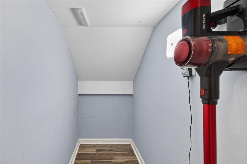 Image 28 of property listing at 8149 Shadow Oak Drive, North Charleston, SC 29406