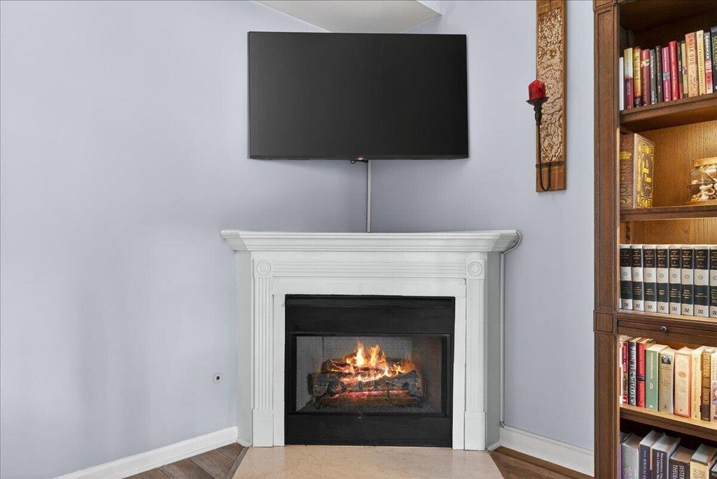 Image 4 of property listing at 8149 Shadow Oak Drive, North Charleston, SC 29406