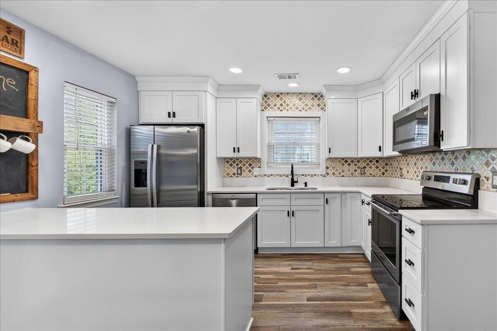 Image 6 of property listing at 8149 Shadow Oak Drive, North Charleston, SC 29406