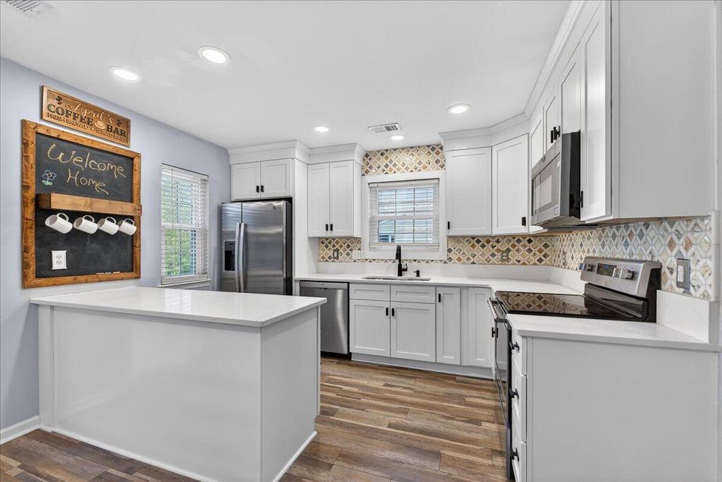 Image 7 of property listing at 8149 Shadow Oak Drive, North Charleston, SC 29406