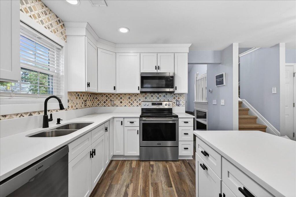 Image 8 of property listing at 8149 Shadow Oak Drive, North Charleston, SC 29406