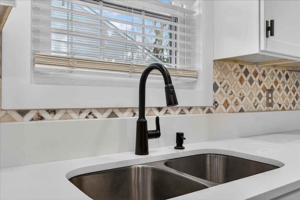 Image 9 of property listing at 8149 Shadow Oak Drive, North Charleston, SC 29406