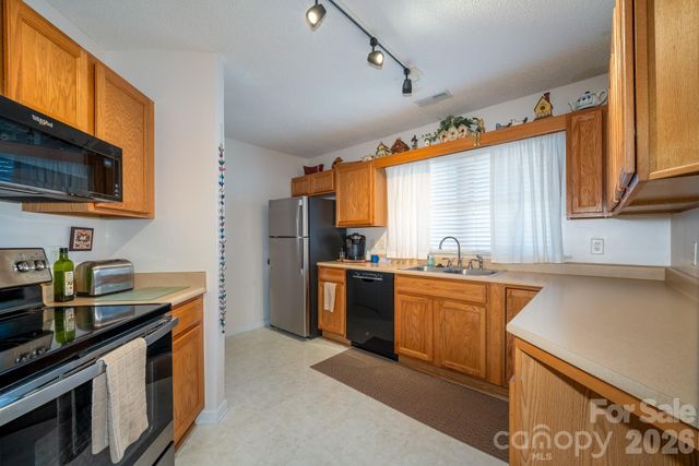 131 Ewarts Pond Road, Hendersonville, NC 28739