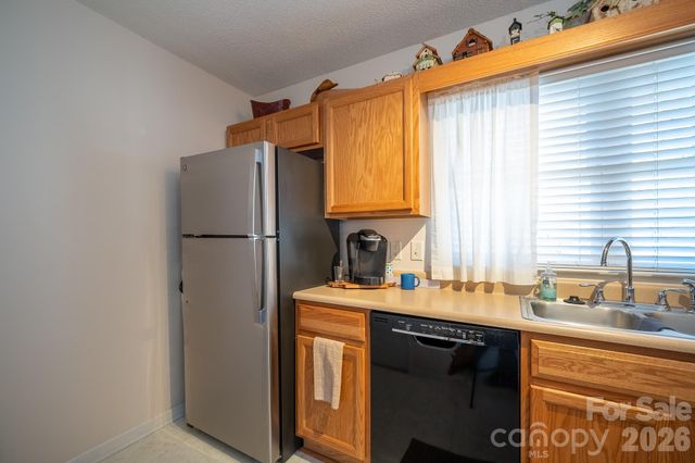 131 Ewarts Pond Road, Hendersonville, NC 28739