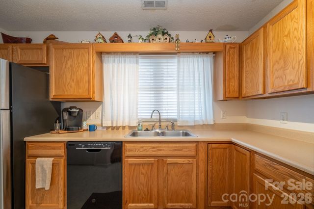 131 Ewarts Pond Road, Hendersonville, NC 28739