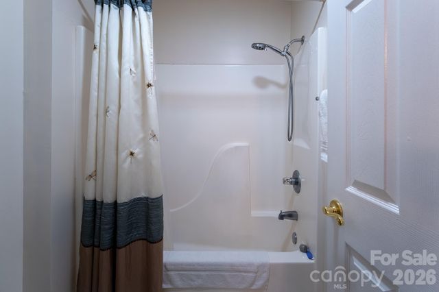 131 Ewarts Pond Road, Hendersonville, NC 28739