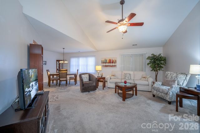 131 Ewarts Pond Road, Hendersonville, NC 28739