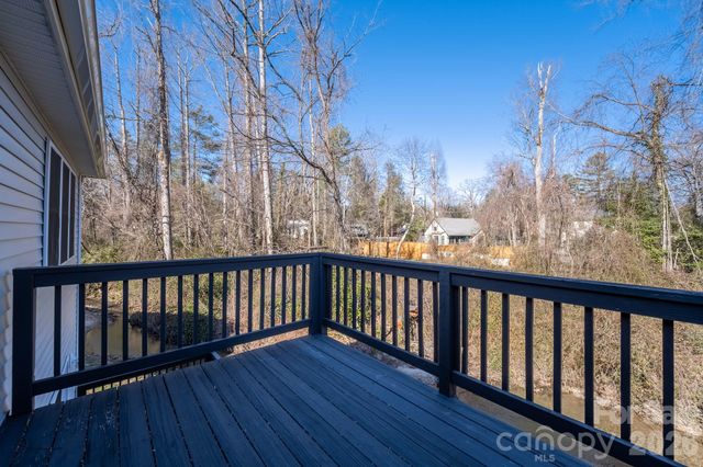 131 Ewarts Pond Road, Hendersonville, NC 28739