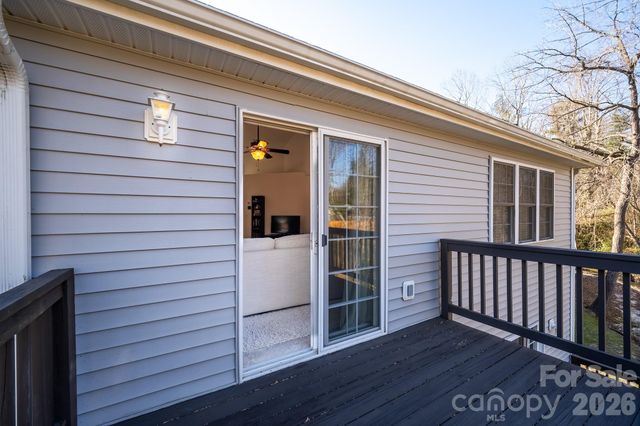 131 Ewarts Pond Road, Hendersonville, NC 28739