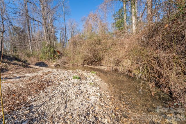 131 Ewarts Pond Road, Hendersonville, NC 28739