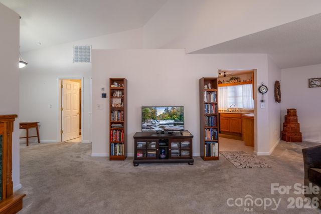 131 Ewarts Pond Road, Hendersonville, NC 28739