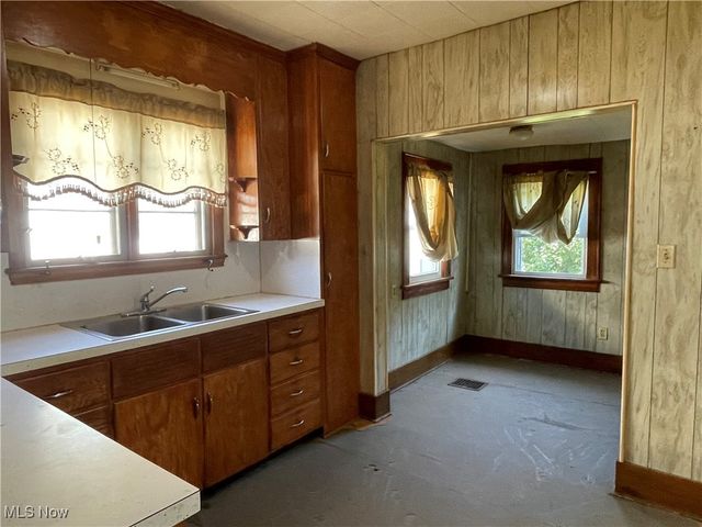 110 Oakwood Street, Ravenna, OH 44266