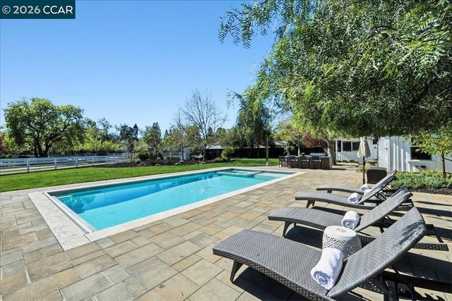 10 Donna Ln, Danville, CA 94526