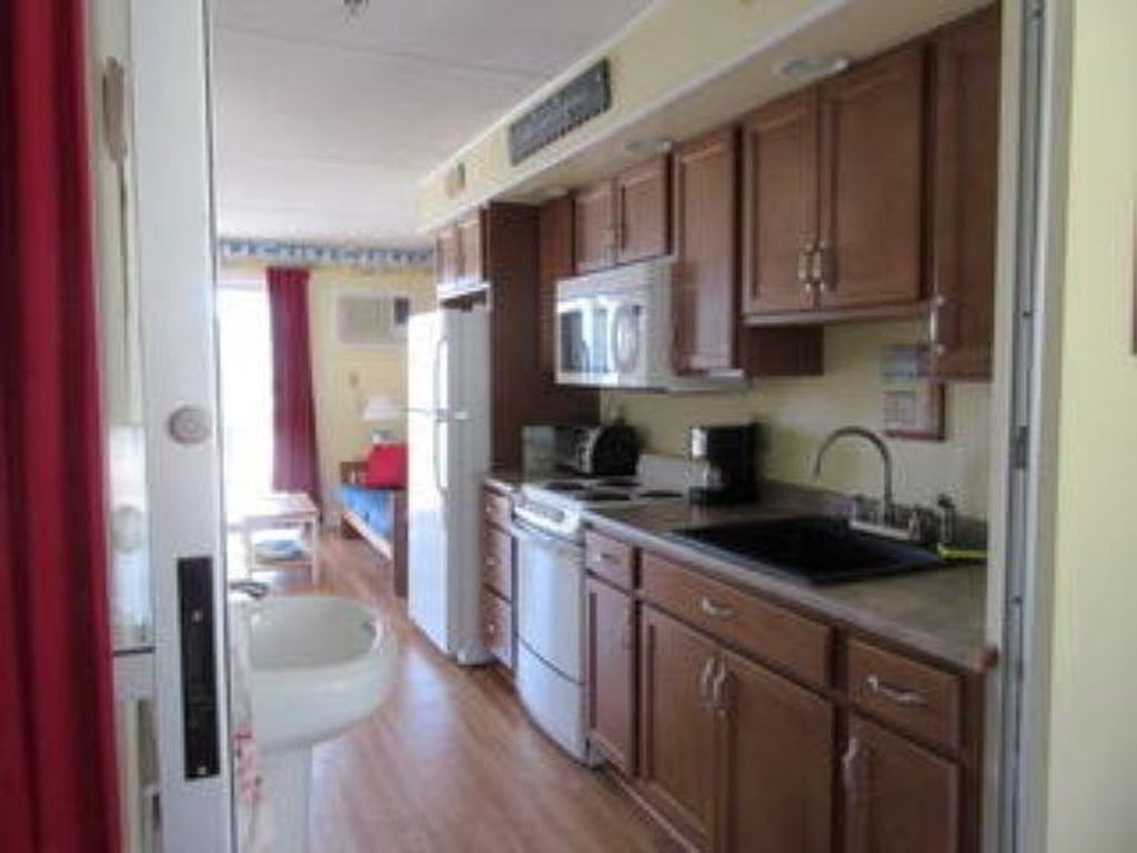 Image 2 of property listing at 933 Ocean Blvd # 201, Hampton, NH 03842