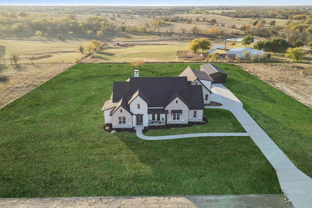 711 Hummingbird Lane, Justin, TX 76247