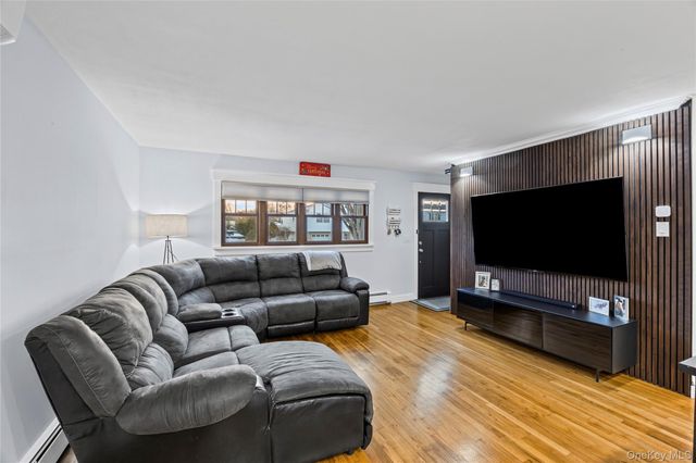 612 N Broome Avenue, Lindenhurst, NY 11757