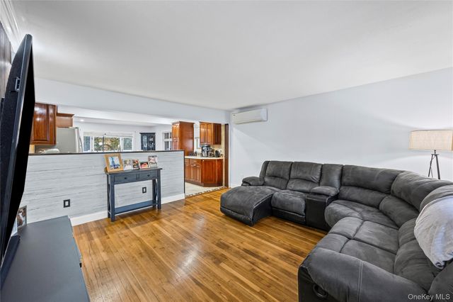 612 N Broome Avenue, Lindenhurst, NY 11757