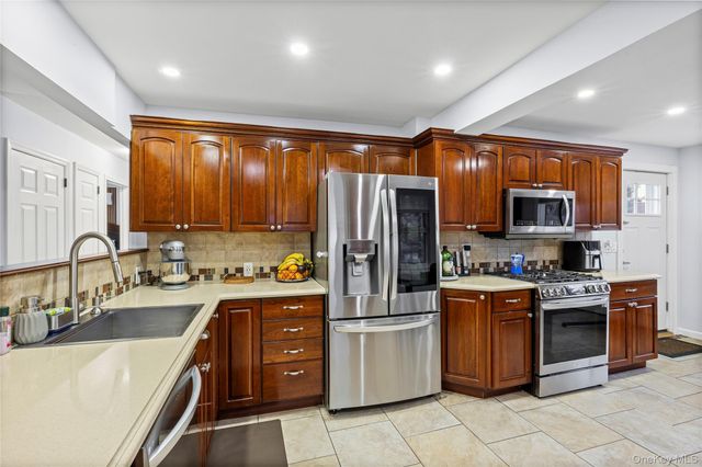 612 N Broome Avenue, Lindenhurst, NY 11757