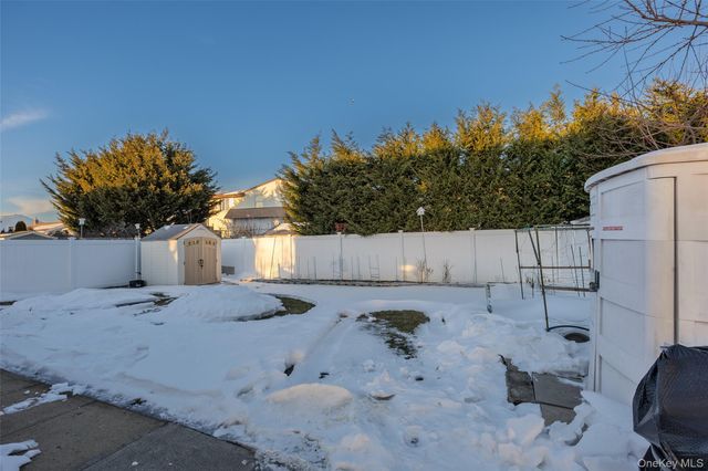 612 N Broome Avenue, Lindenhurst, NY 11757