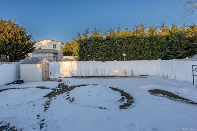 612 N Broome Avenue, Lindenhurst, NY 11757