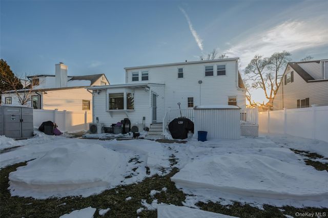 612 N Broome Avenue, Lindenhurst, NY 11757