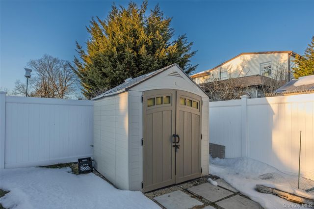 612 N Broome Avenue, Lindenhurst, NY 11757