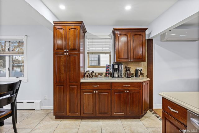 612 N Broome Avenue, Lindenhurst, NY 11757