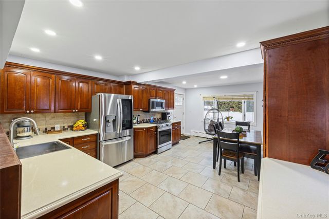 612 N Broome Avenue, Lindenhurst, NY 11757