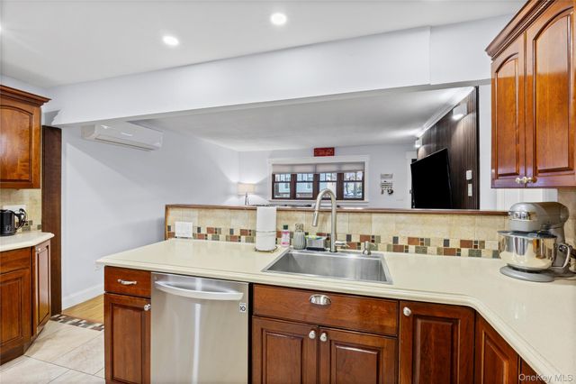 612 N Broome Avenue, Lindenhurst, NY 11757