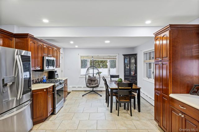 612 N Broome Avenue, Lindenhurst, NY 11757