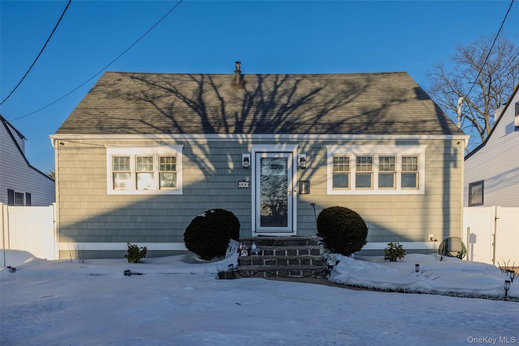 612 N Broome Avenue, Lindenhurst, NY 11757