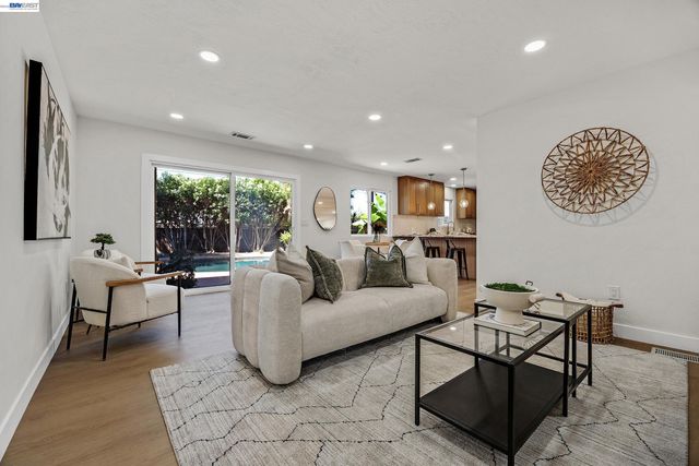 1759 Crescent Dr, Walnut Creek, CA 94598