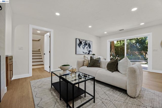 1759 Crescent Dr, Walnut Creek, CA 94598