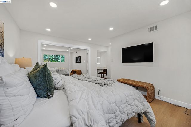 1759 Crescent Dr, Walnut Creek, CA 94598