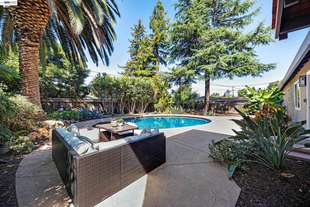 1759 Crescent Dr, Walnut Creek, CA 94598