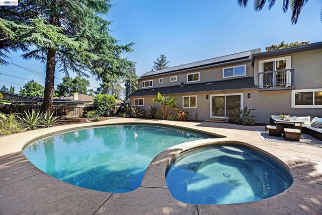 1759 Crescent Dr, Walnut Creek, CA 94598