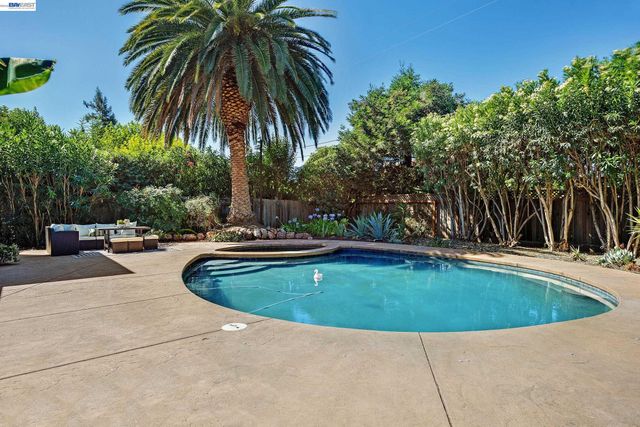 1759 Crescent Dr, Walnut Creek, CA 94598